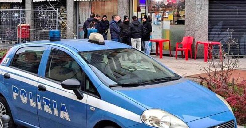 Milano. Ciclista accoltella due uomini dopo l&#039;incidente e poi scappa, uno degli automobilisti &egrave; grave