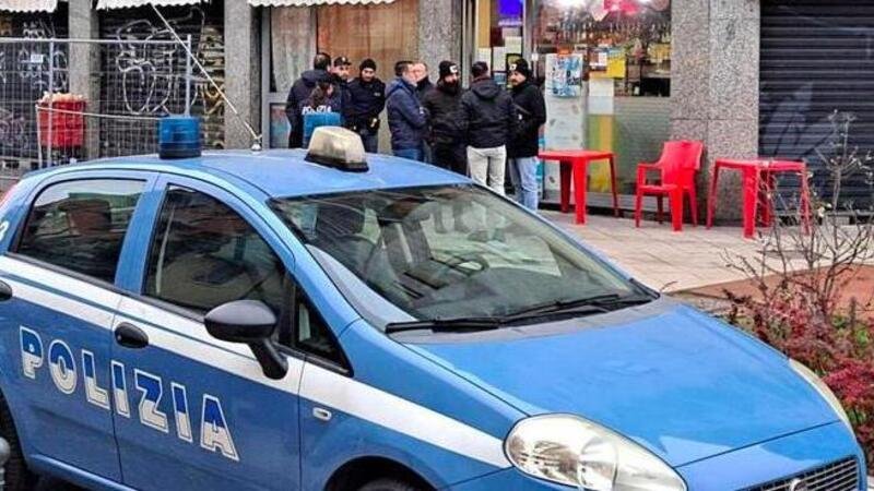 Milano. Ciclista accoltella due uomini dopo l&#039;incidente e poi scappa, uno degli automobilisti &egrave; grave