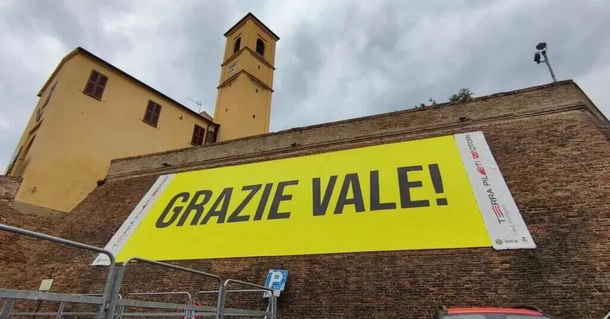"Per averci regalato emozioni indescrivibili". A Valentino Rossi le chiavi di Tavullia