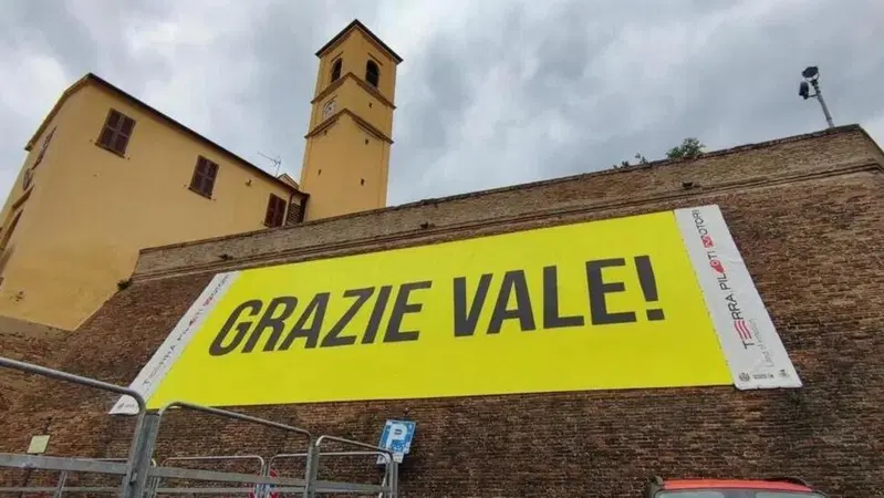 "Per averci regalato emozioni indescrivibili". A Valentino Rossi le chiavi di Tavullia