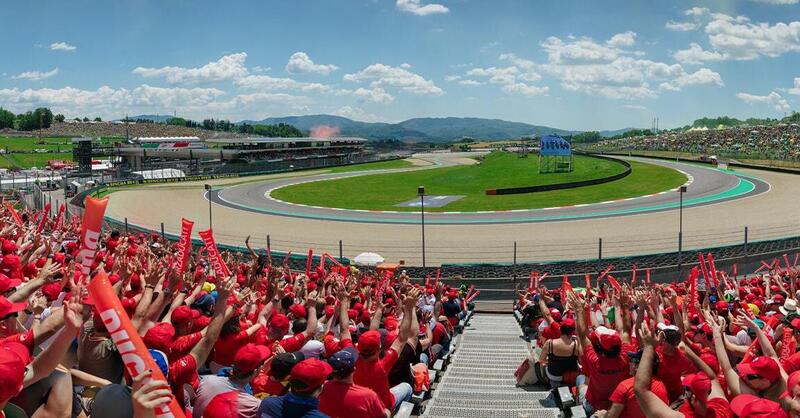 MotoGP 2023. La tribuna rossa per il Mugello, alla curva del Correntaio!