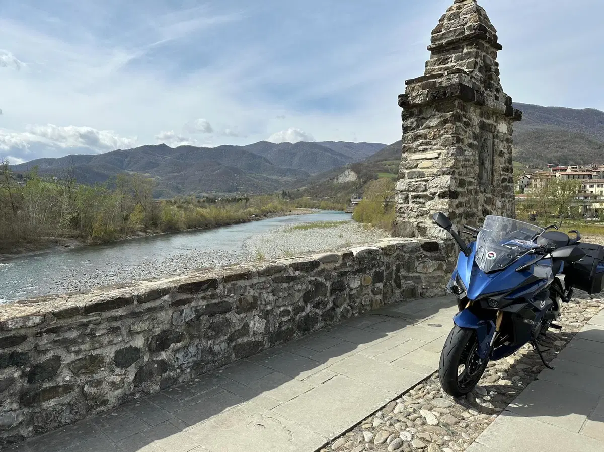 Social trip Suzuki: su e giù per le valli con la GSX-S1000GT (3)