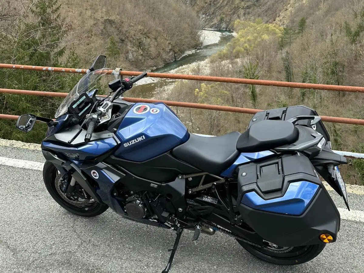 Social trip Suzuki: su e giù per le valli con la GSX-S1000GT (10)