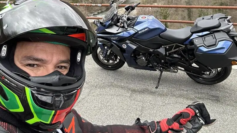 Social trip Suzuki: su e gi&ugrave; per le valli con la GSX-S1000GT [VIDEO]