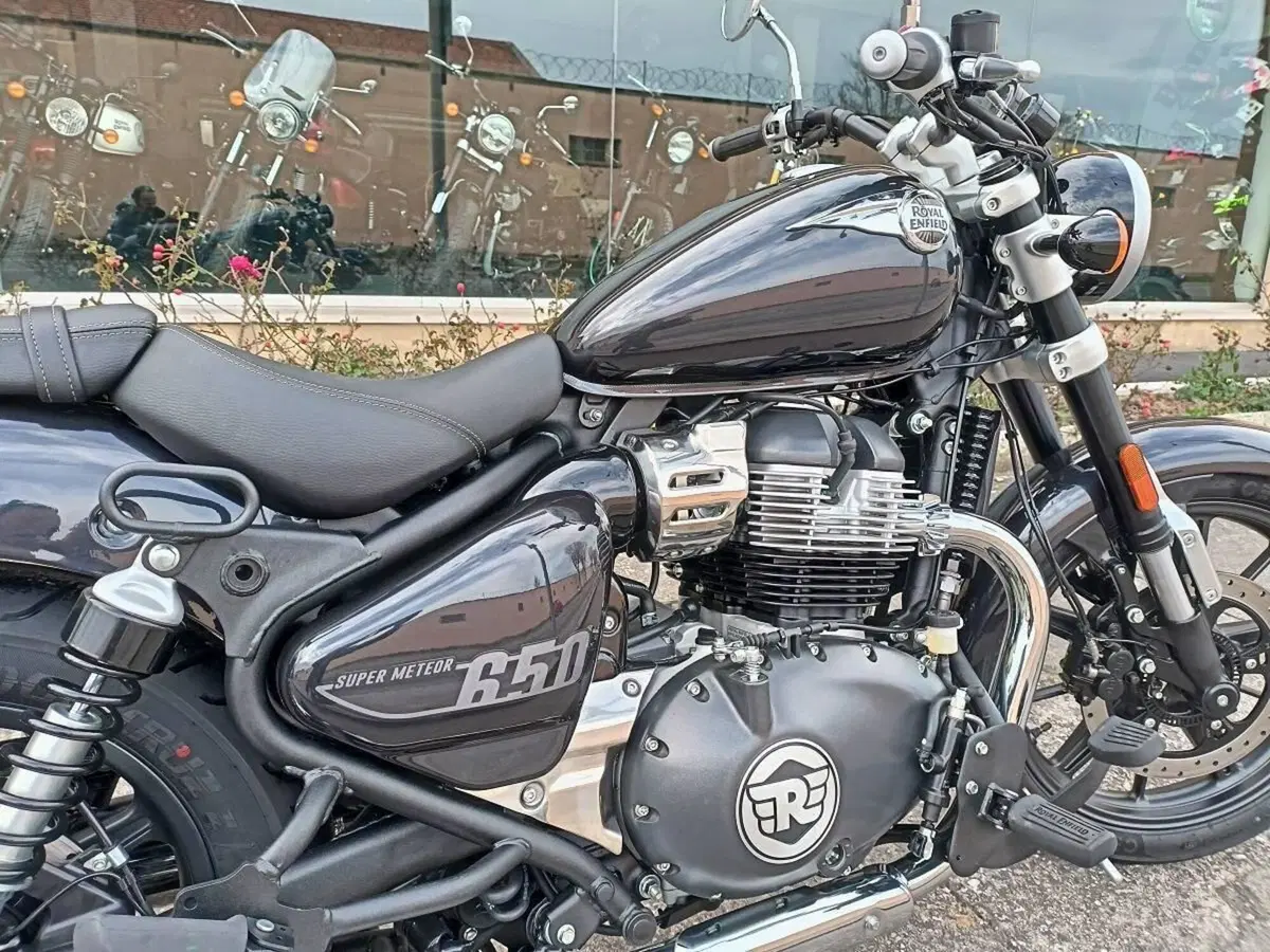 Royal Enfield Super Meteor 650 (2023 - 26) (4)