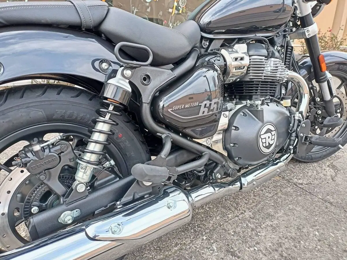 Royal Enfield Super Meteor 650 (2023 - 26) (5)