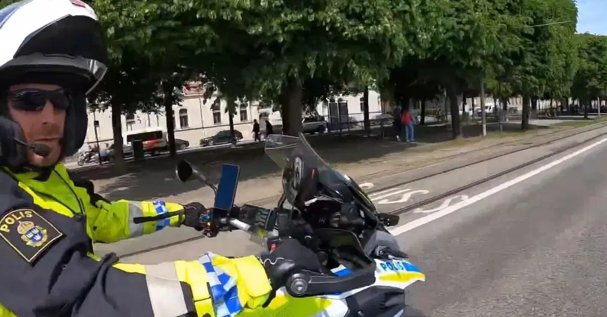 Impenna in centro citt&agrave; ma dietro c'&egrave; un poliziotto: buono o cattivo? [VIDEO VIRALE]
