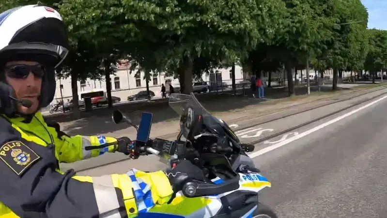Impenna in centro citt&agrave; ma dietro c'&egrave; un poliziotto: buono o cattivo? [VIDEO VIRALE]