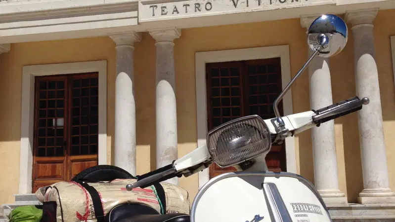 In Vespa alla ricerca dei cinema italiani dimenticati