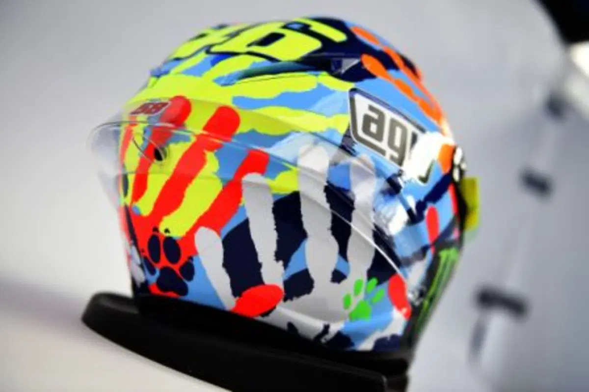 AGV: casco replica Valentino Rossi "Misano ti d&agrave; una mano"