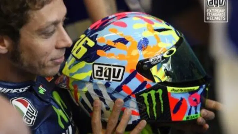 AGV: casco replica Valentino Rossi "Misano ti d&agrave; una mano"