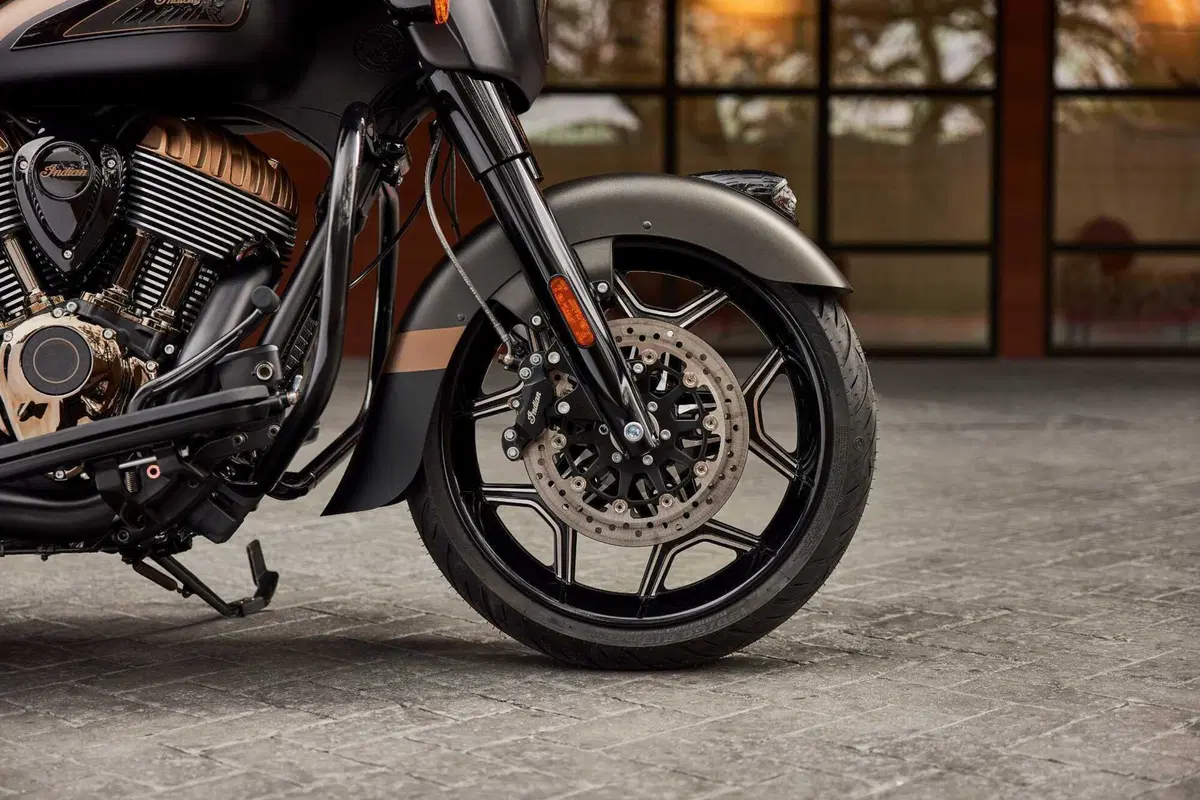 Indian svela la nuova Pursuit Elite e la Chieftain Elite 2023 (2)