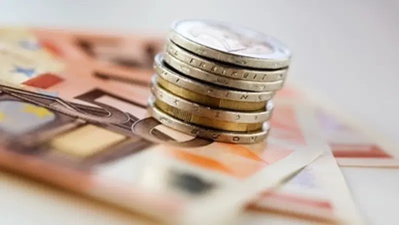 Assicurazioni, i prezzi non scendono mai. De Vita: "Un mercato lucrativo"