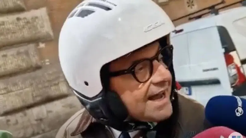 Carlo Calenda: "Con il casco in testa sono di sinistra? Perch&eacute; quelli di destra vanno senza casco?"