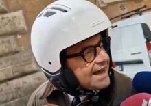 Carlo Calenda: Con il casco in testa sono di sinistra? Perché quelli di destra vanno senza casco?