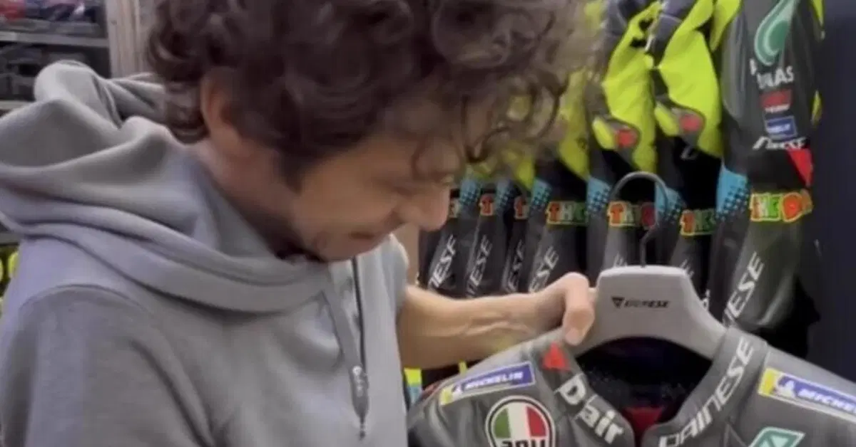 Valentino Rossi appende l'ultima tuta con cui ha gareggiato. Il video del momento storico [VIDEO]