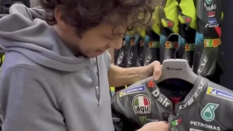 Valentino Rossi appende l'ultima tuta con cui ha gareggiato. Il video del momento storico [VIDEO]