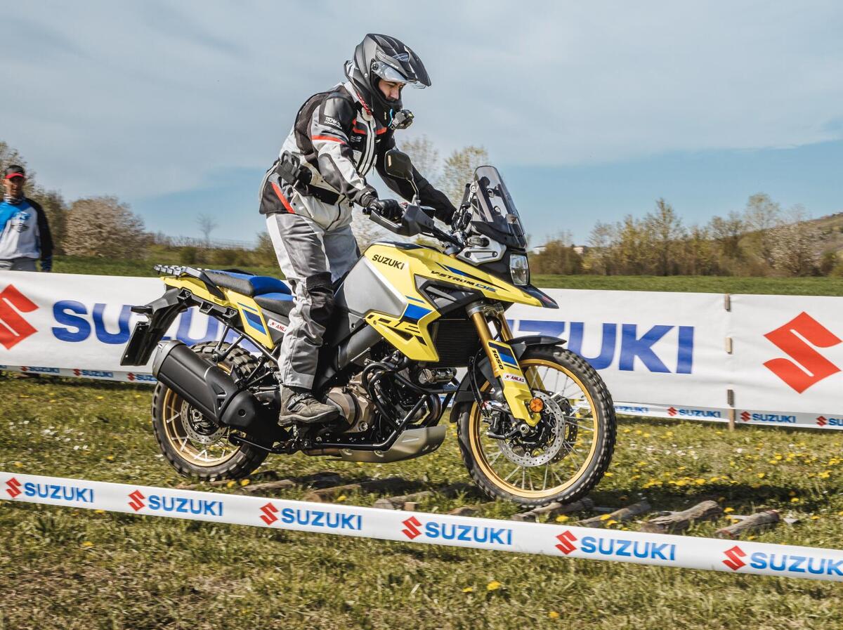 Prova V-Strom Off Road Academy 2023: come guidare con le maxi in  fuoristrada, te lo insegna Suzuki [VIDEO] - Prove 