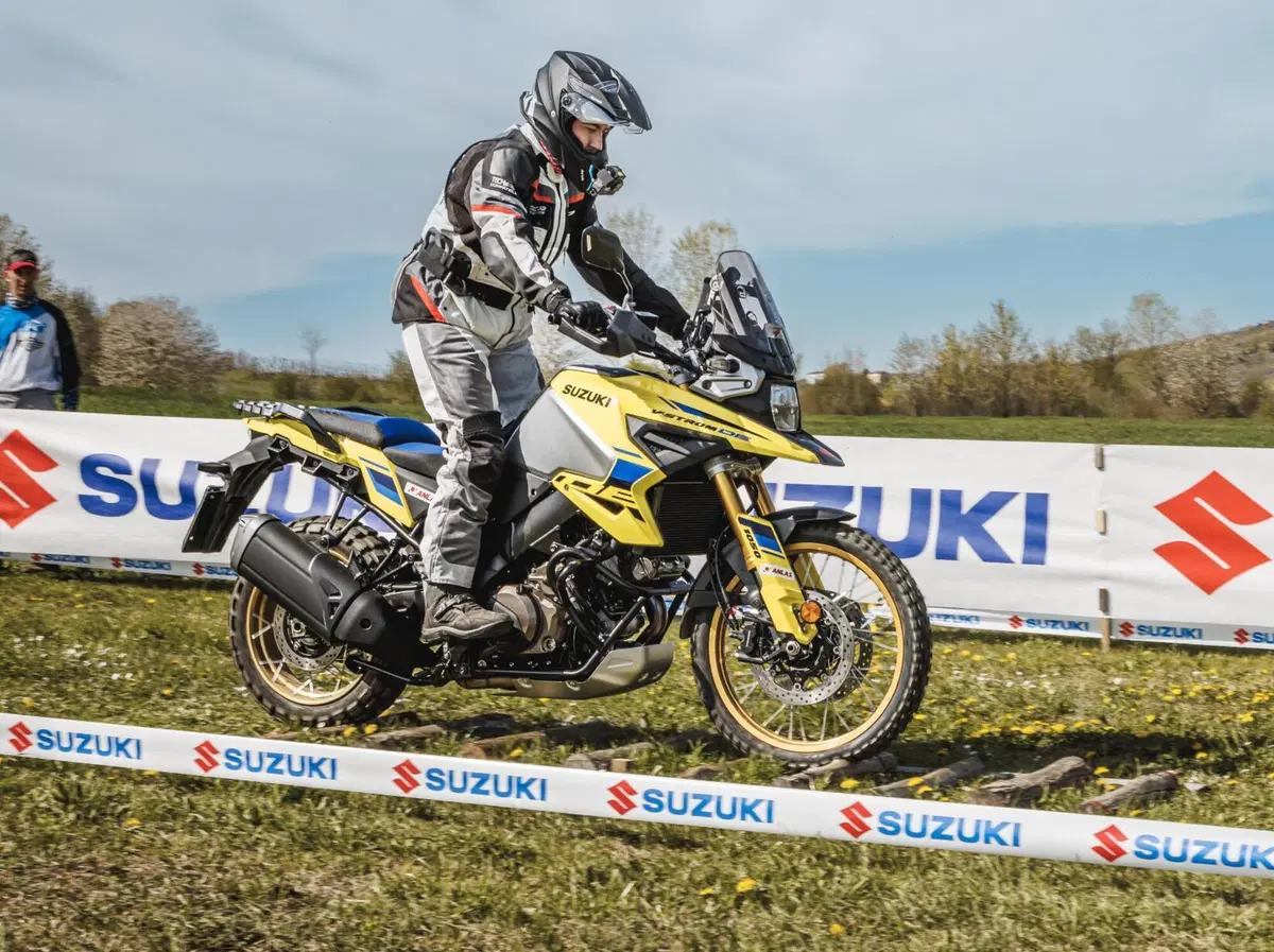 V-Strom Off Road Academy 2023: come guidare con le maxi in fuoristrada, te lo insegna Suzuki [VIDEO]