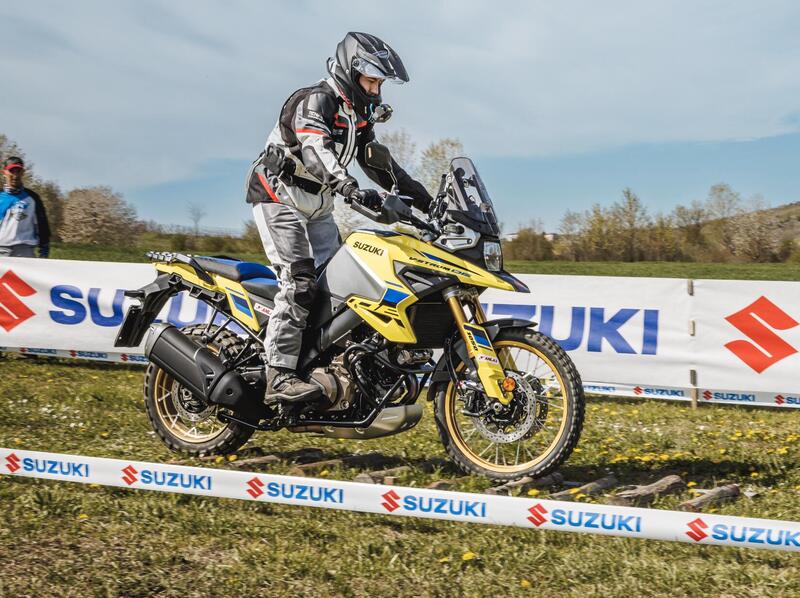 V-Strom Off Road Academy 2023: come guidare con le maxi in fuoristrada, te lo insegna Suzuki [VIDEO]