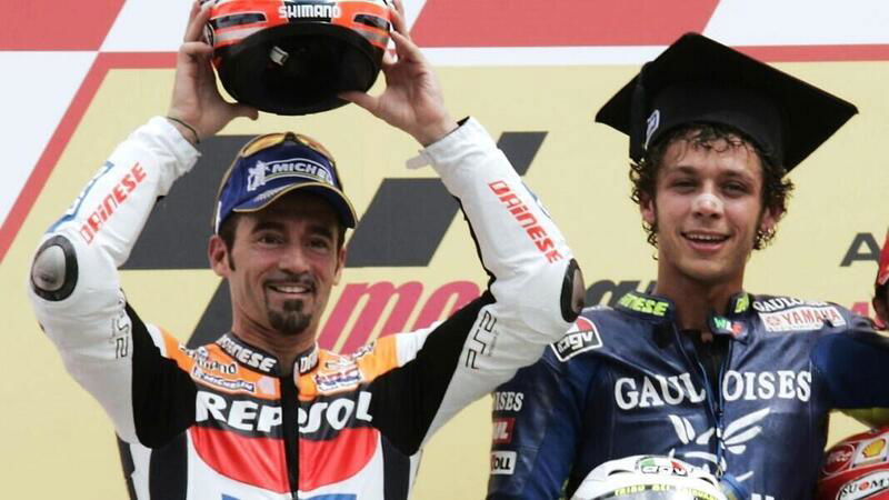 MotoGP 2023. Max Biaggi e Valentino Rossi, il bicchiere di vino insieme si avvicina? Nuovo passo avanti (del romano)