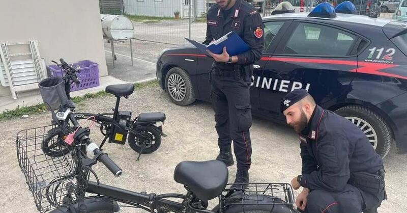 Prato, sequestrata una bici elettrica da 100 km/h. Scoperto anche il garage dove venivano manomesse