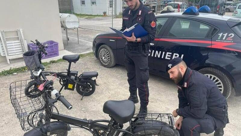 Prato, sequestrata una bici elettrica da 100 km/h. Scoperto anche il garage dove venivano manomesse