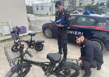 Prato, sequestrata una bici elettrica da 100 km/h. Scoperto anche il garage dove venivano manomesse