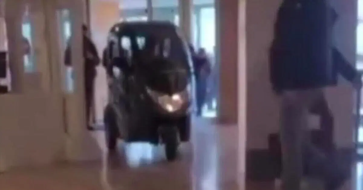 Roma, con lo scooter dentro l'ospedale: "Avevo un appuntamento" [VIDEO]