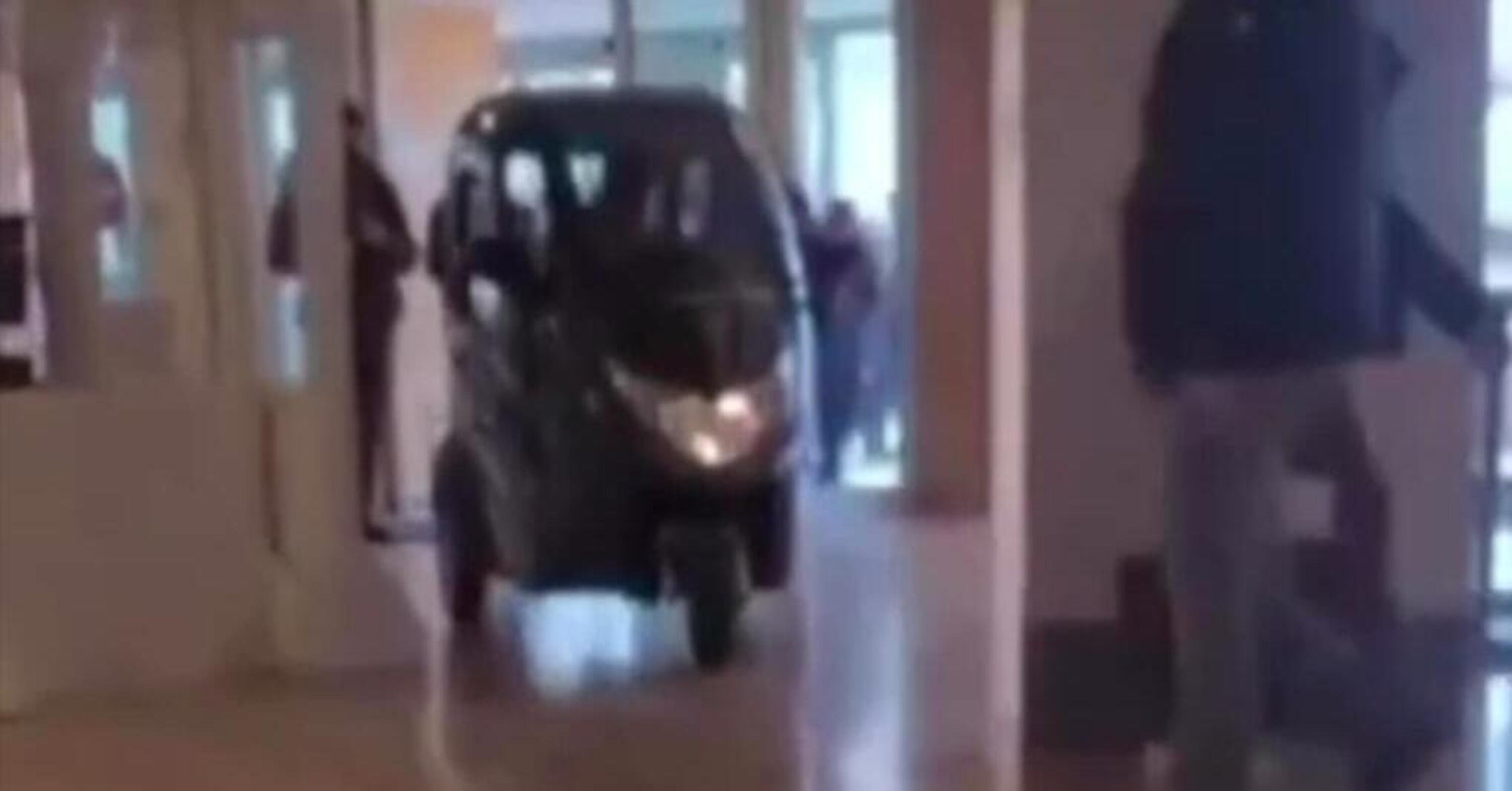 Roma, con lo scooter dentro l&#039;ospedale: &quot;Avevo un appuntamento&quot; [VIDEO]