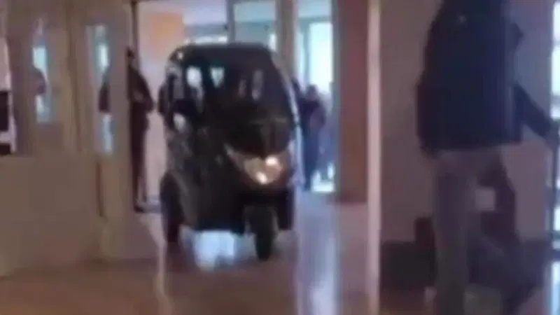 Roma, con lo scooter dentro l'ospedale: "Avevo un appuntamento" [VIDEO]