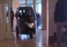 Roma, con lo scooter dentro l'ospedale: Avevo un appuntamento [VIDEO]