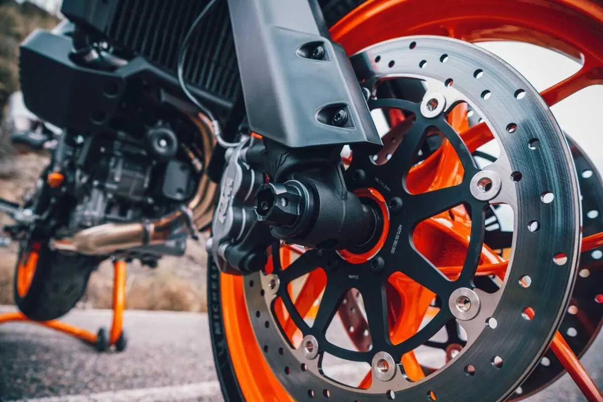 Nuova KTM 890 SMT! Il ritorno della SuperMoto Tourer  (6)