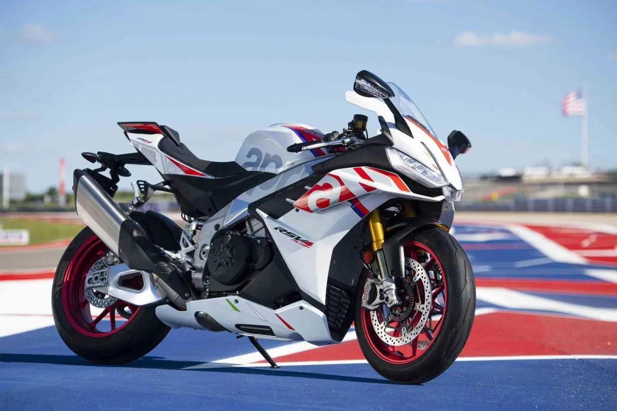 Aprilia RSV4 Factory e Tuono V4 Factory Speed White (2)