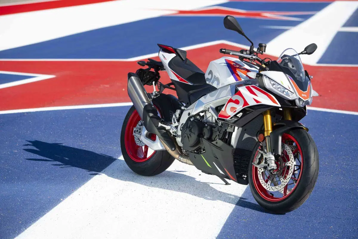 Aprilia RSV4 Factory e Tuono V4 Factory Speed White (3)