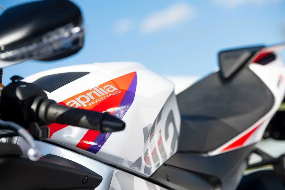Aprilia RSV4 Factory e Tuono V4 Factory Speed White (4)
