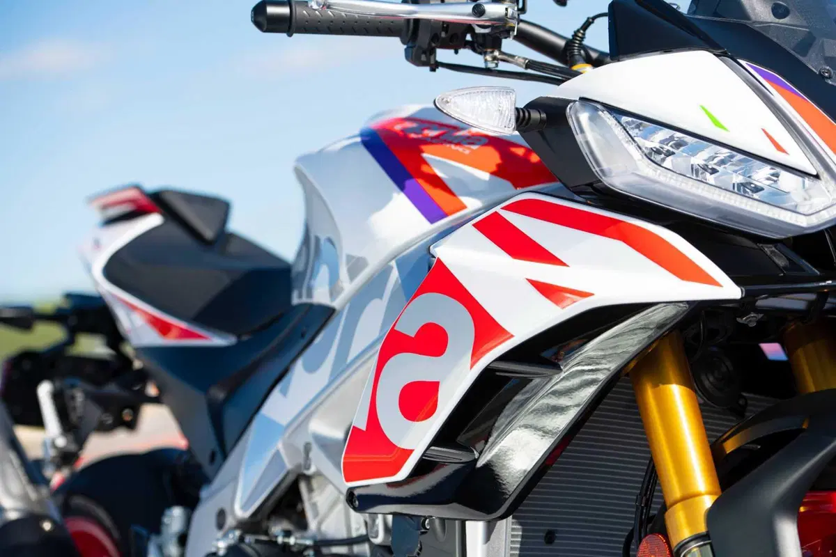 Aprilia RSV4 Factory e Tuono V4 Factory Speed White (5)