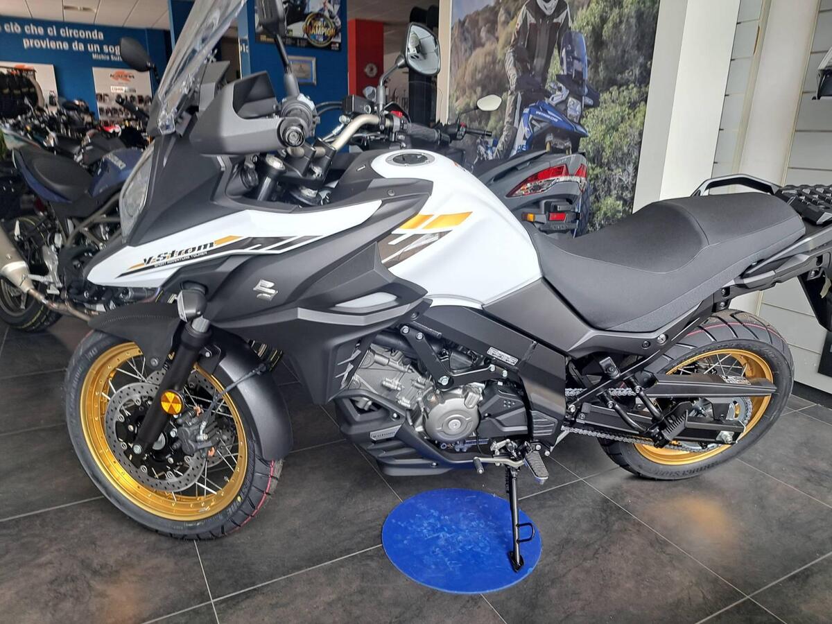 La Suzuki V-Strom 650 diventa Rally (Dark Evo 2) con un kit - News 