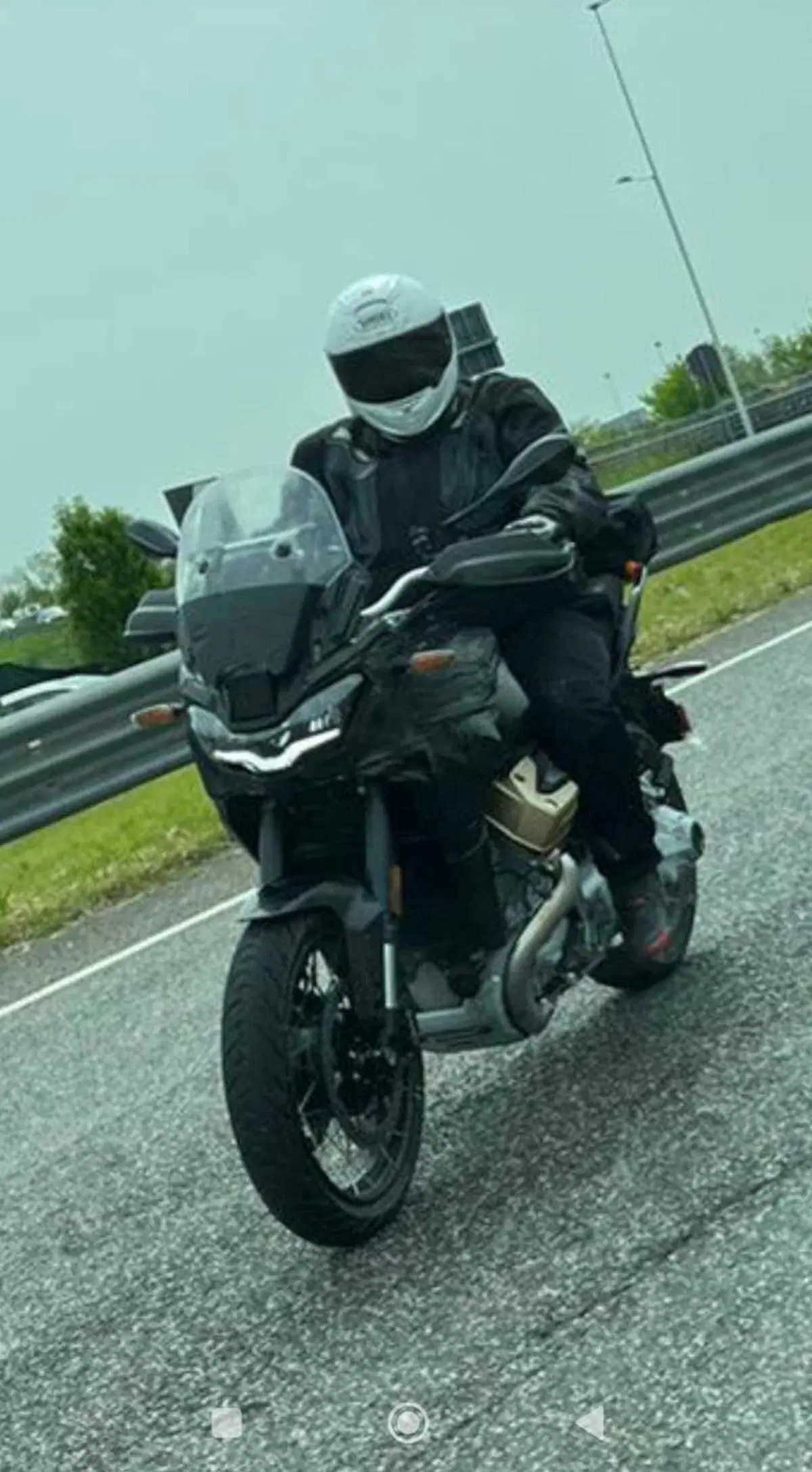 Moto Guzzi V100 Stelvio: le prime foto in azione! (3)