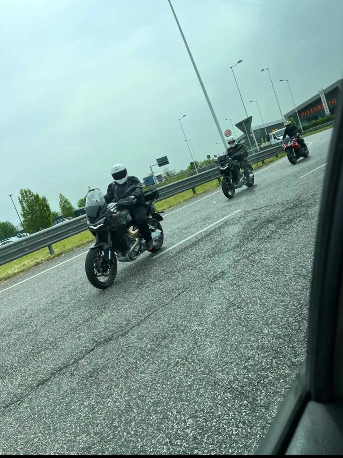 Moto Guzzi V100 Stelvio: le prime foto in azione! (4)