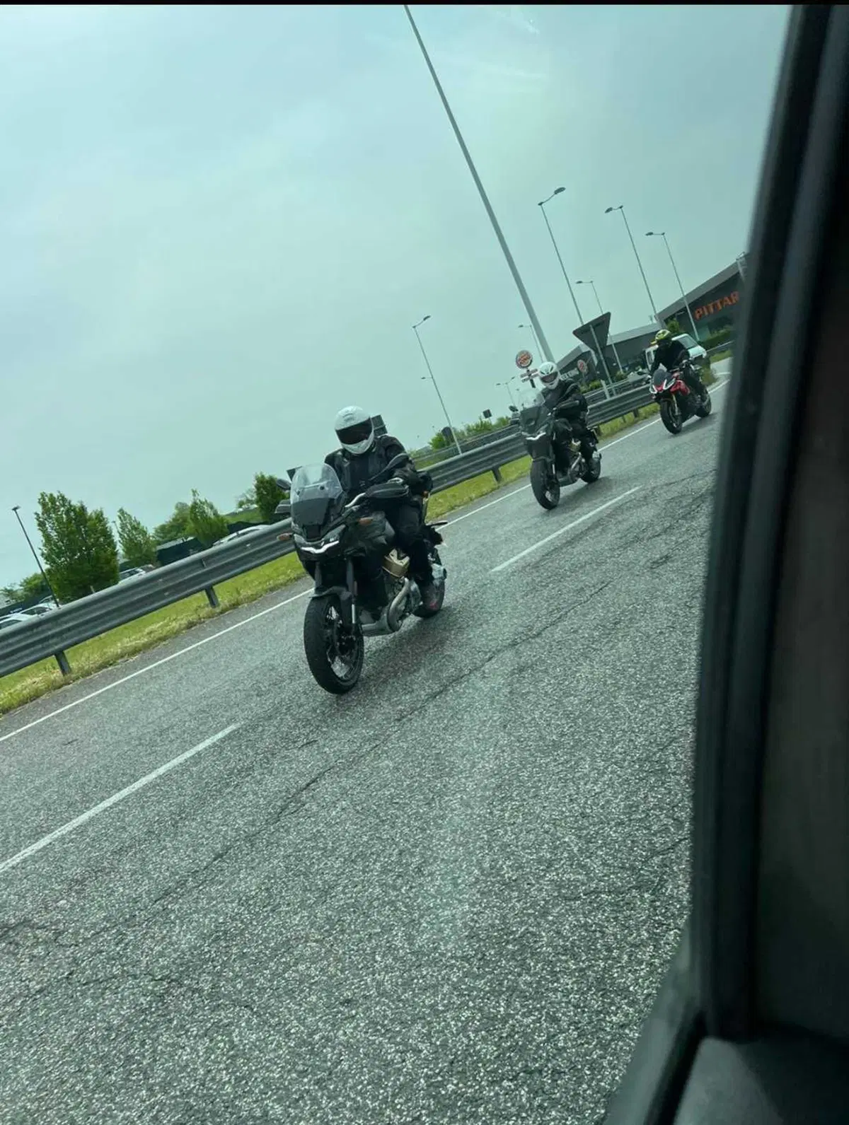 Moto Guzzi V100 Stelvio: le prime foto in azione! (5)