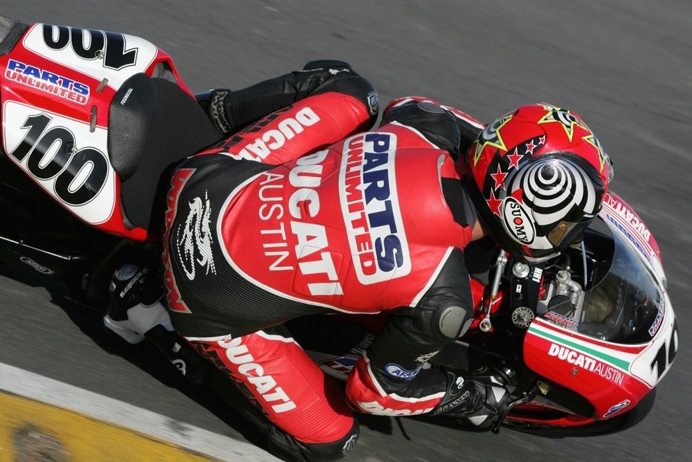 Neil Hodgson con il team Ducati Austin e lo sponsor Parts Unlimited durante l&#039;avventura nell&#039;AMA Superbike