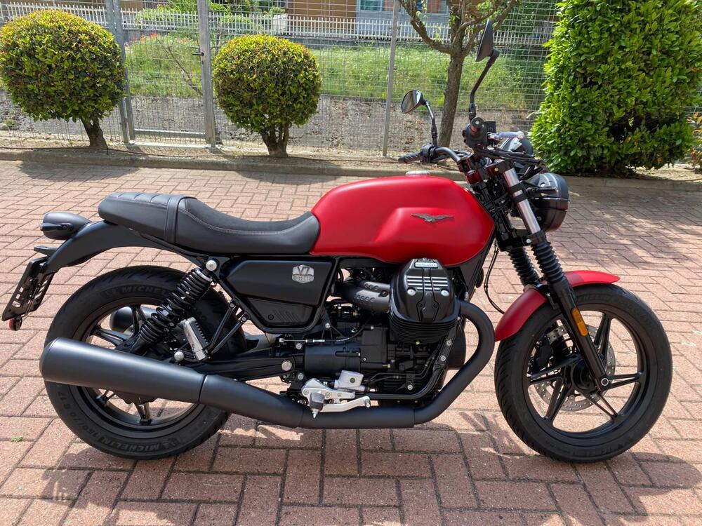 Moto Guzzi V7 Stone (2021 - 24) (2)