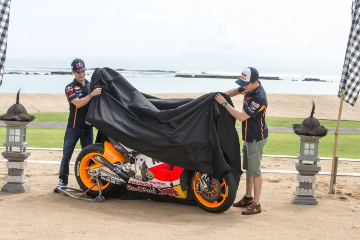 Marquez e Pedrosa svelano a Bali la Honda RC213V 2015