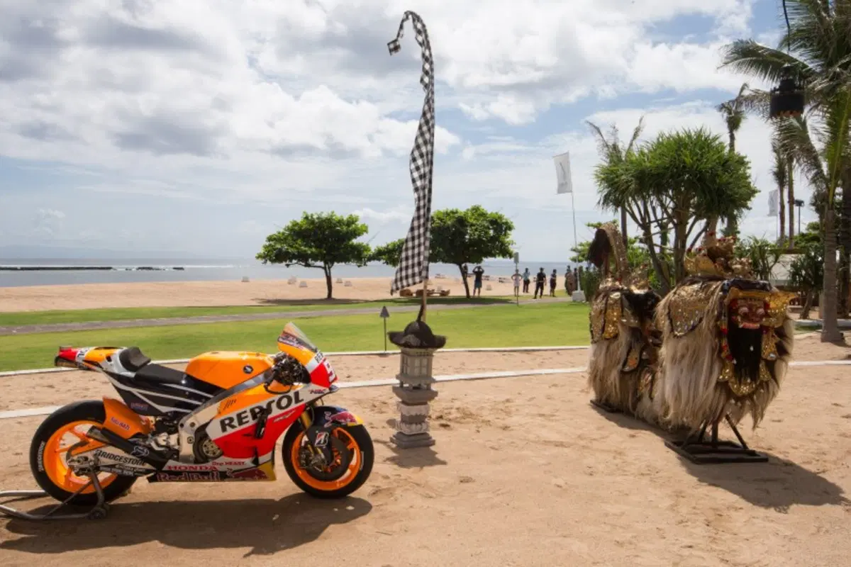 Marquez e Pedrosa svelano a Bali la Honda RC213V 2015 (4)