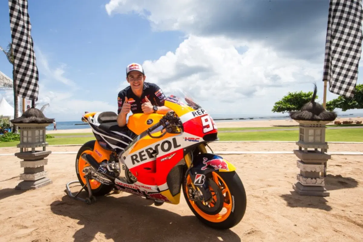 Marquez e Pedrosa svelano a Bali la Honda RC213V 2015 (3)