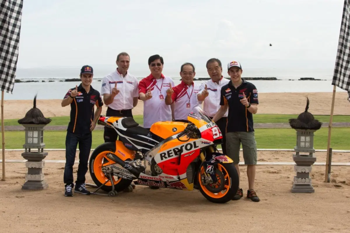 Marquez e Pedrosa svelano a Bali la Honda RC213V 2015 (10)