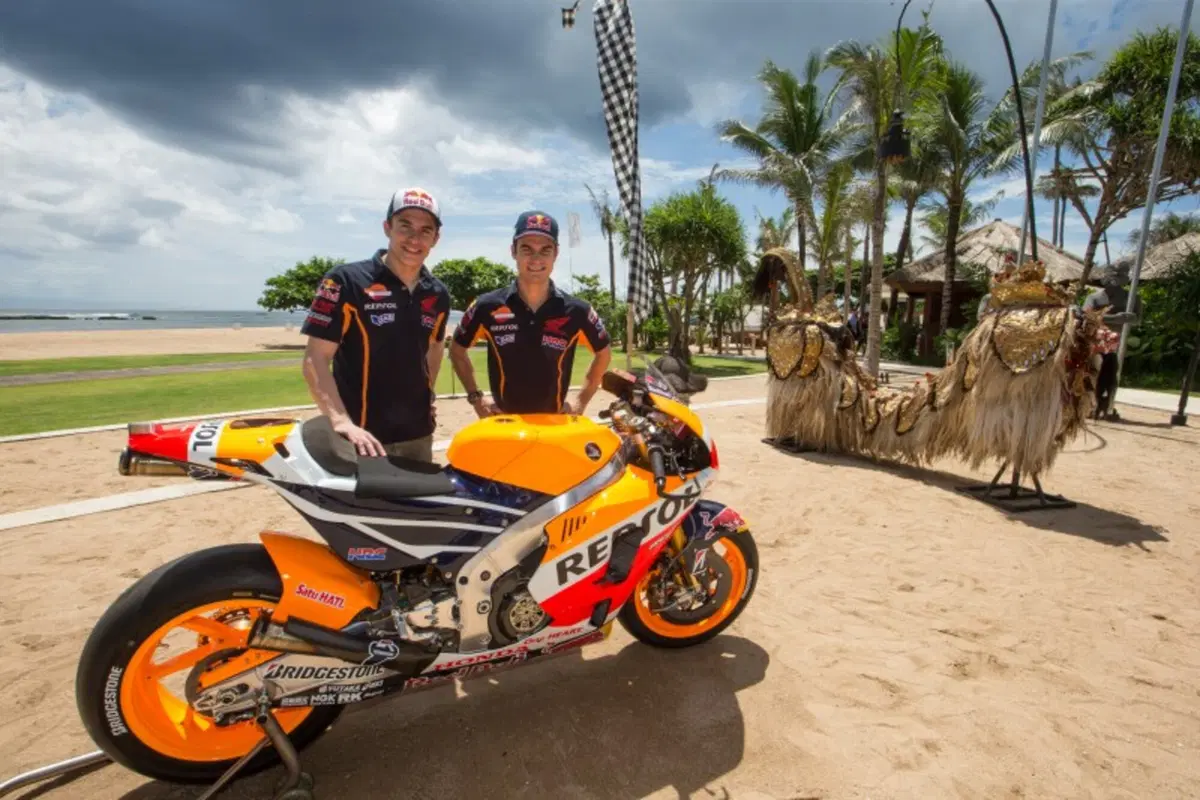 Marquez e Pedrosa svelano a Bali la Honda RC213V 2015 (7)