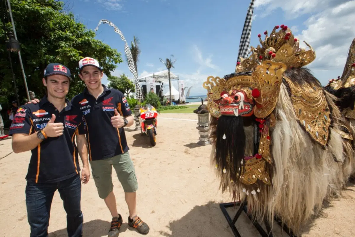 Marquez e Pedrosa svelano a Bali la Honda RC213V 2015 (9)