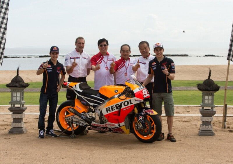 Marquez e Pedrosa svelano a Bali la Honda RC213V 2015